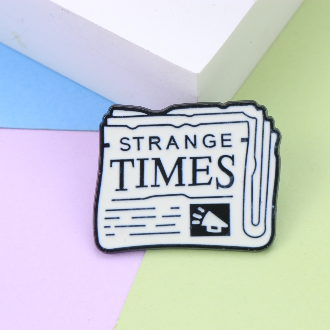 Broche en émail rétro motif jo - Vintage Fashion Newspaper avis et prix