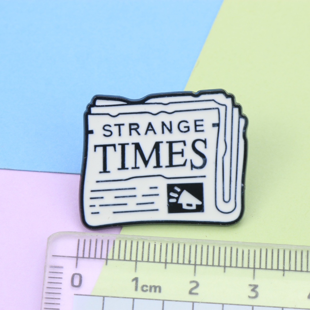 Broche en émail rétro motif jo - Vintage Fashion Newspaper avis et prix